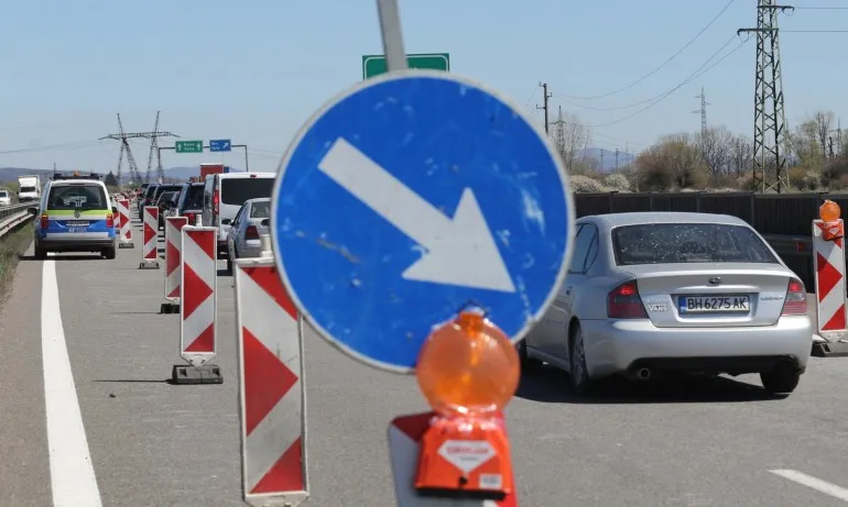 Утре спират за 3 часа движението през прохода Шипка заради полагане на маркировка - Tribune.bg