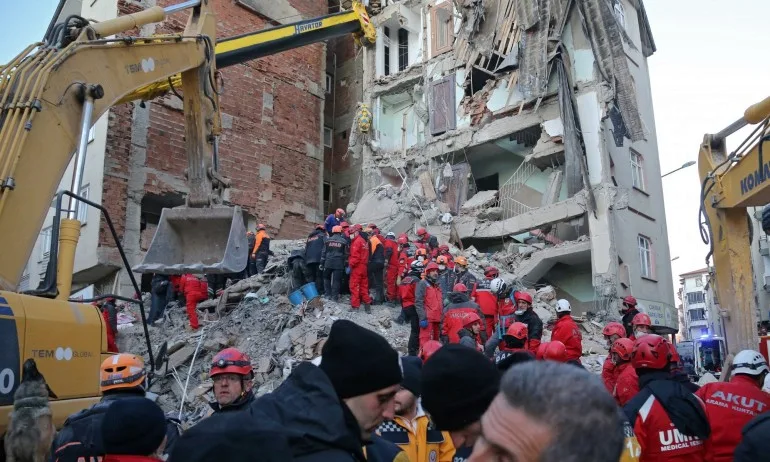 Слез земетресението в Турция: 31 загинали, над 1000 ранени - Tribune.bg