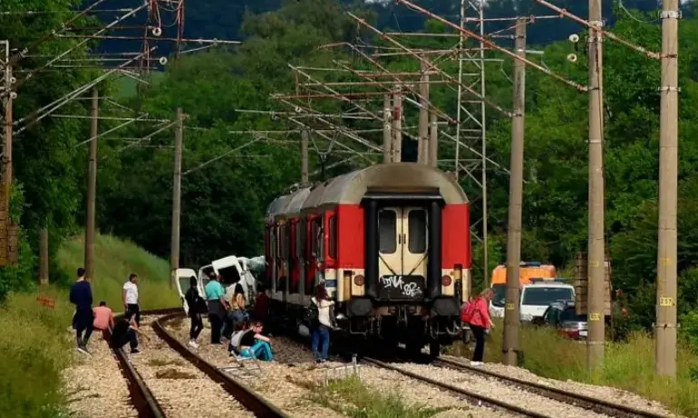 Тежка катастрофа между влак и микробус в Плевенско, има загинали - Tribune.bg