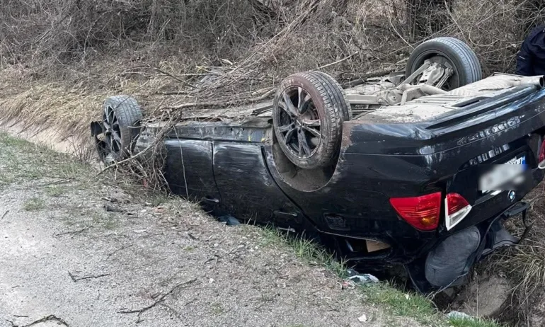 Кола се обърна по таван в дере в прохода Петрохан - Tribune.bg