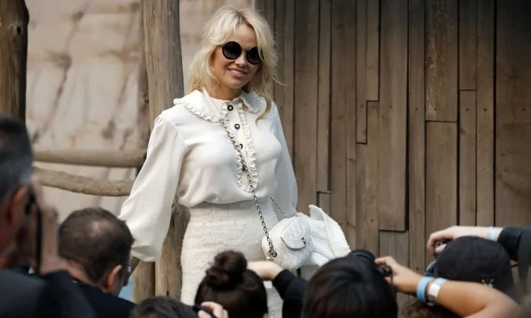 Памела Андерсън иска Доналд Тръмп да помилва Асандж - Tribune.bg