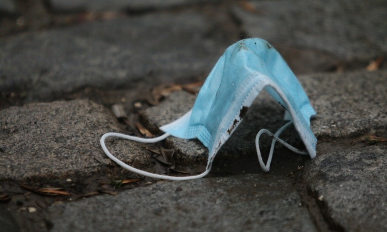 24-годишна вилня в магазин след забележка за маска: хвърлила тарелка с риба и драла клиентка - Tribune.bg