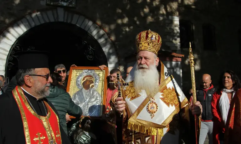 Стотици понесоха чудотворната икона на Света Богородица в Бачковския манастир