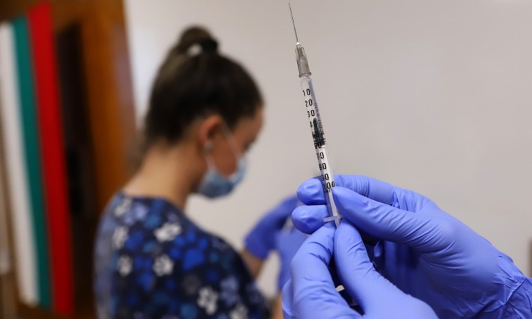 Лечебните заведения, в които продължават да функционират ваксинационни пунктове срещу