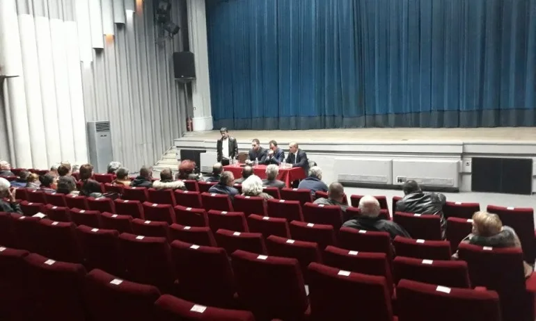 Другарите дойдоха. Но къде са хората? - Tribune.bg