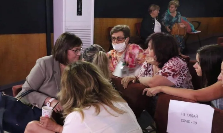 Нинова: Българските жени сме съзидателна сила, не мисирки - Tribune.bg