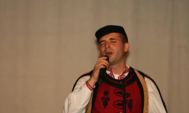 Скандално! Учител по пеене позира за снимки... само по топка и бутонки (СНИМКИ) - Tribune.bg