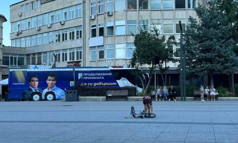Автобусът на ПП във Враца блокира пътя и детска площадка (ВИДЕО) - Tribune.bg