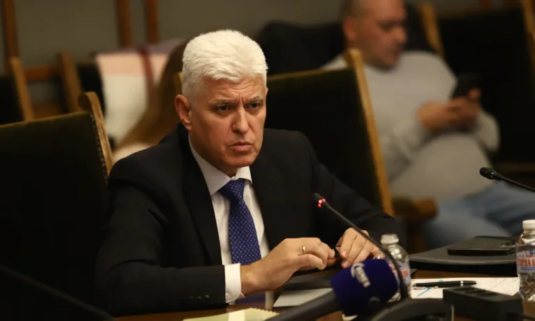 Министърът на отбраната отрече да изнасяме чрез трети страни бойни самолети за Украйна - Tribune.bg