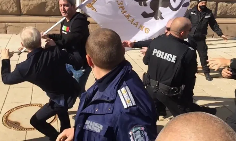 Журналист срещу МОН: Министърът категорично беше ударен в лицето - Tribune.bg