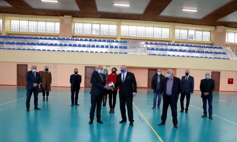 Красен Кралев откри обновената зала за хандбал в НСА - Tribune.bg