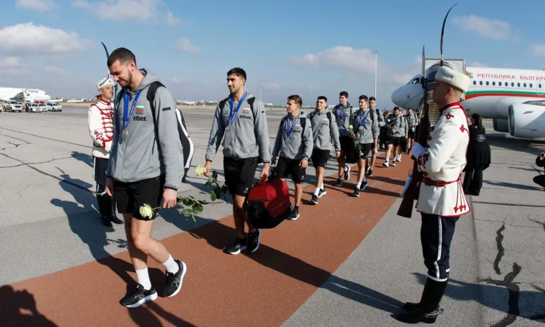 Да! Точно така трябваше да бъдат посрещнати волейболните герои - Tribune.bg