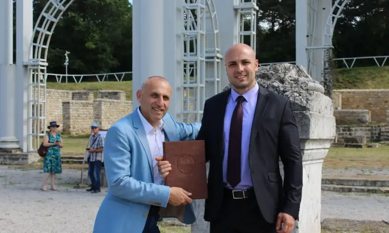 Мартин Харизанов с почетна награда и докторска степен от СА Д.А.Ценов Свищов - Tribune.bg