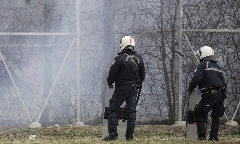 Гръцки медии: Турция помага на мигрантите със сълзотворен газ - Tribune.bg