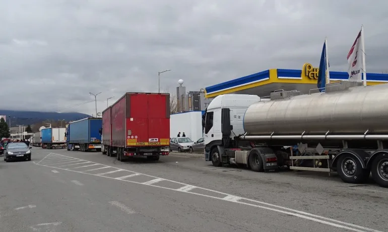 Временно: Спираме влизането на ТИР-ве от определени страни, които пътуват за Турция - Tribune.bg