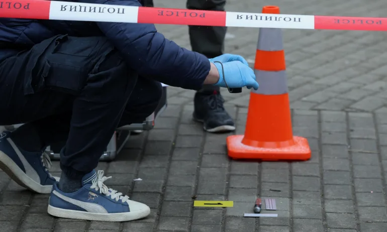 Повдигнаха обвинение на жената, която наръга трима мъже с нож в София - Tribune.bg