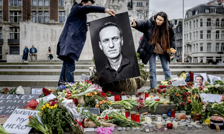 Светът след смъртта на Навални - протести, бдения и арести (СНИМКИ И ВИДЕА) - Tribune.bg