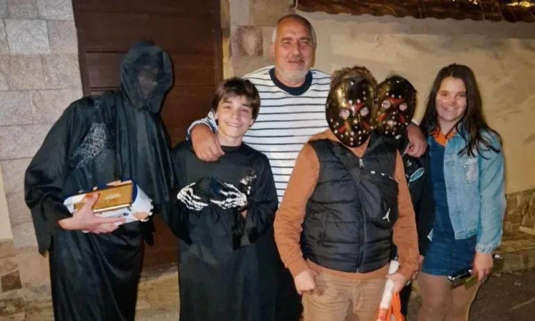 Без пакости: Борисов даде почерпка на деца за Хелоуин - Tribune.bg