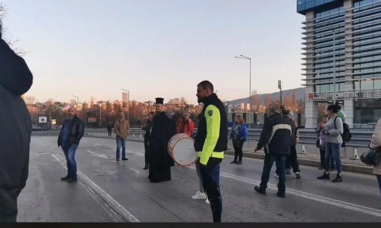 Рехав протест блокира кръстовището до централата на ГЕРБ - Tribune.bg