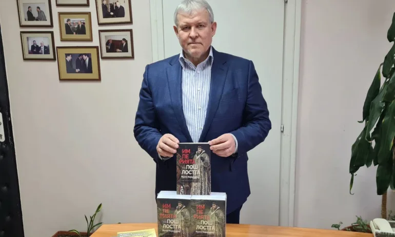 Румен Христов изпрати книги на всички регионални библиотеки - Tribune.bg