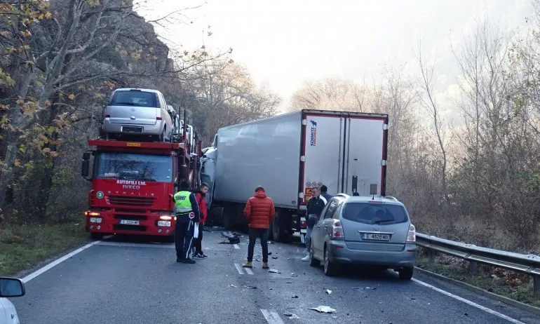 Един човек е пострадал при катастрофата край Кресна - Tribune.bg