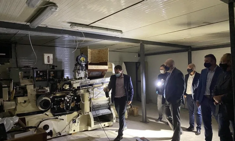 Разбиха нелегална фабрика за производство на цигари в пловдивско село - Tribune.bg