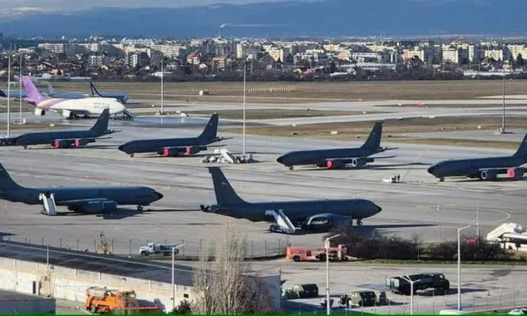 МО обясни присъствието на американски самолети на летище Васил Левски - Tribune.bg