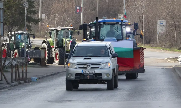 Четвърти ден земеделци блокираха района на Дунав мост при Русе.