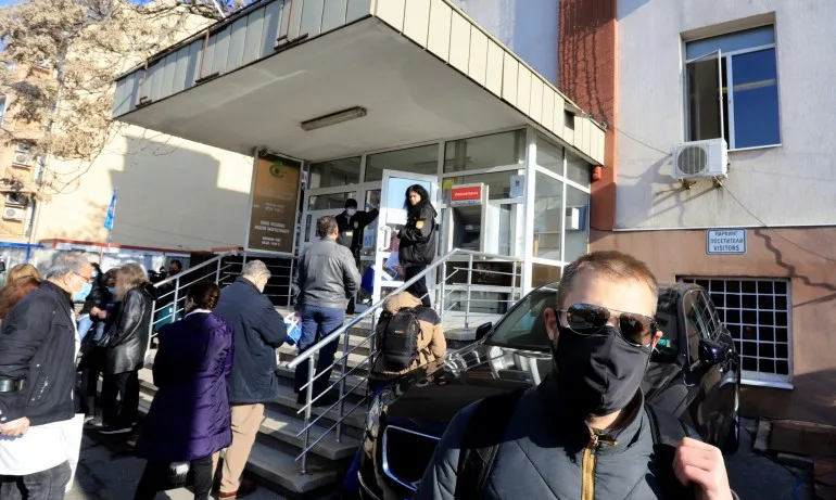 Личните лекари на опашка, получават по 4 флакона с РНК ваксини - Tribune.bg