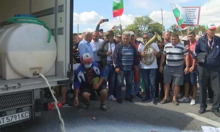 Земеделци на протест, символично погребаха продукцията си и блокираха движението - Tribune.bg