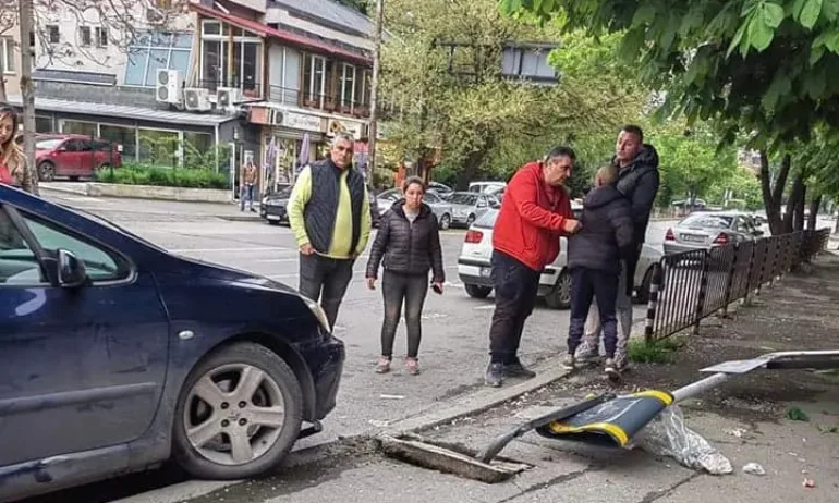 Дете подкара кола в столичния кв.Слатина, заби се в спирка на градския транспорт - Tribune.bg