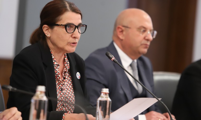 За три дни трябва да се преместят над 30 000 бежанци от хотелите - Tribune.bg