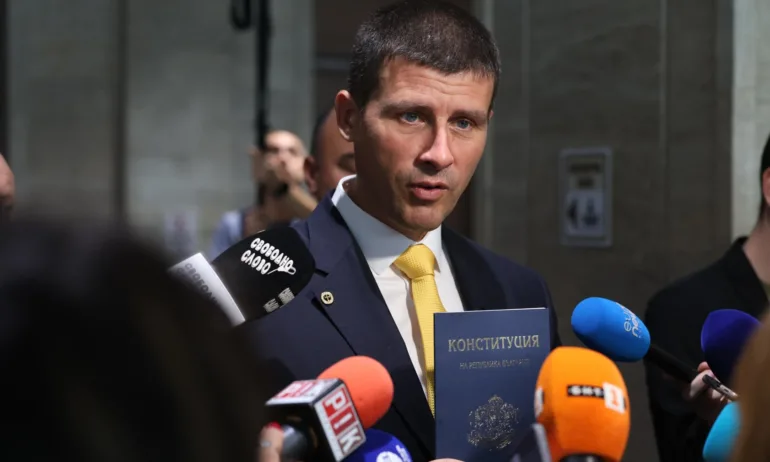 Величие вече искат направо нова Конституция и закриване на всички институции - Tribune.bg