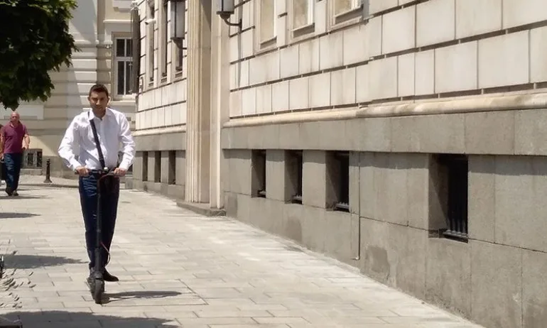 Карлос Контрера: Електрическите скутери стават все по-популярни, трябва да се въведе ред в движението им - Tribune.bg