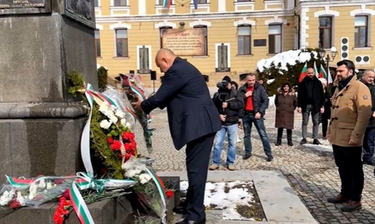 Борисов с поздрав за 3 март, лидерът на ГЕРБ посети Котел - Tribune.bg