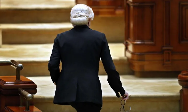 Румънското правителство падна при вот на недоверие - Tribune.bg