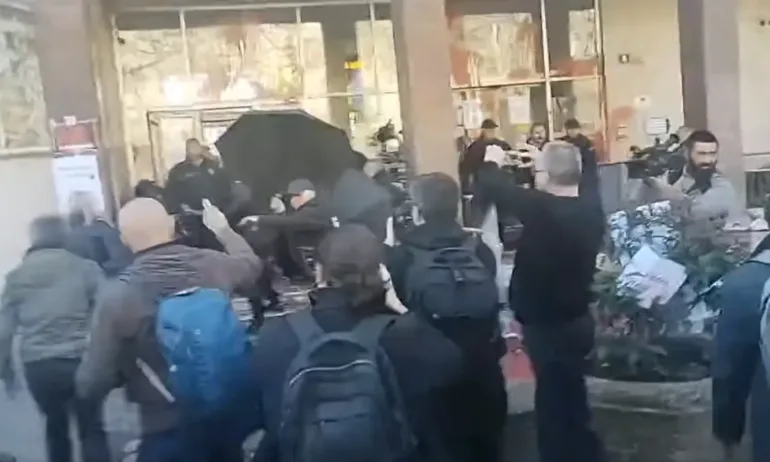 Масов бой пред кметството в Белград - (ВИДЕО) - Tribune.bg