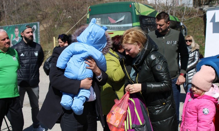 Държавата остави и бежанците гладни, имат храна само за този уикенд - Tribune.bg