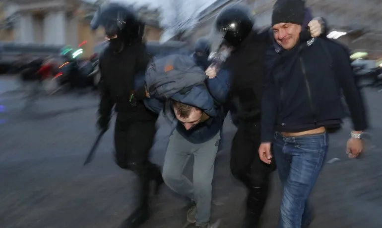 Русия арестува 1700 протестиращи в защита на гладуващия Навални - Tribune.bg