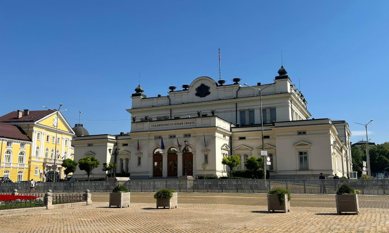Властта отново притеснена: сложиха ограда около Народното събрание, изкараха и водни оръдия - Tribune.bg