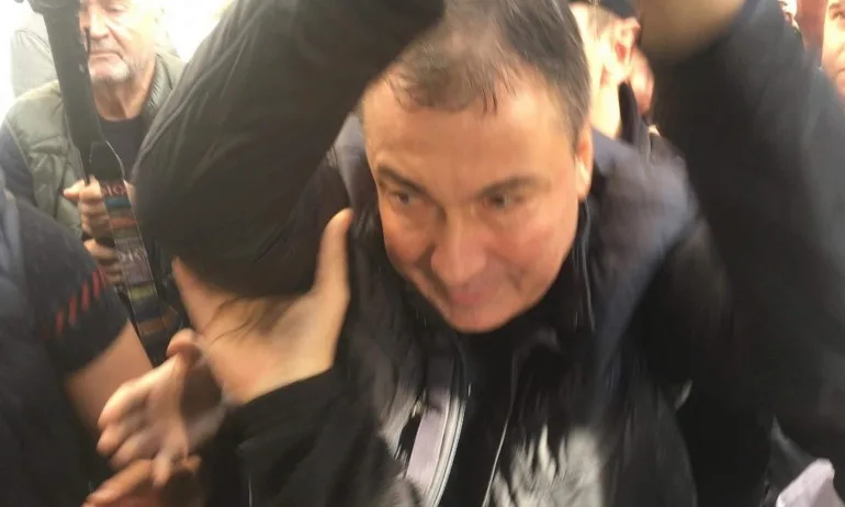 Под конвой и с белезници: Кметът на Несебър се закле за нов мандат - Tribune.bg