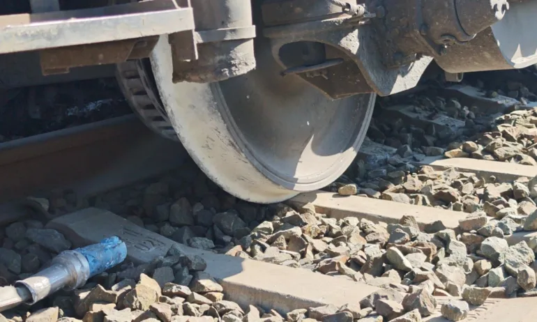 Заради паднали на релсите скали дерайлира бързият влак Кюстендил - София - Tribune.bg