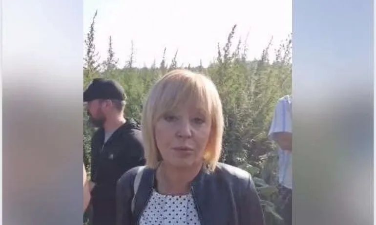 Манолова се снима в поле от коноп, обяви го за плантация с марихуана - Tribune.bg