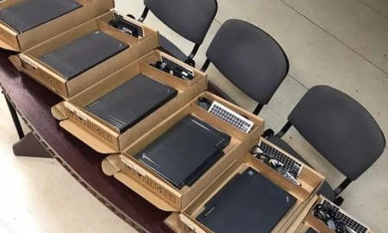 Народният представител от ГЕРБ Павел Христов дари компютри на варненски ученици - Tribune.bg