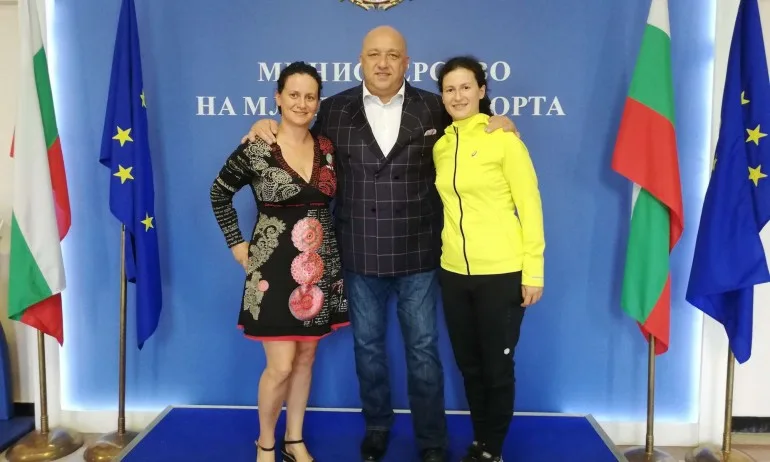 Министър Кралев се срещна с първата ни ракета в бадминтона Линда Зечири - Tribune.bg