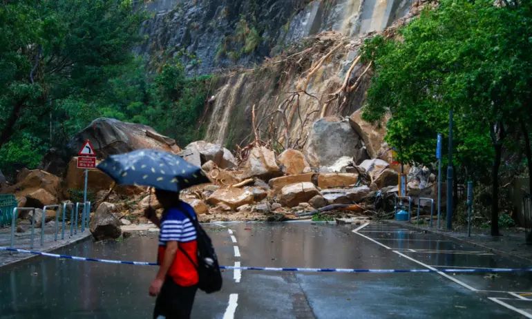 Хонконг под вода след най-тежката буря от 140 години насам (ВИДЕО) - Tribune.bg