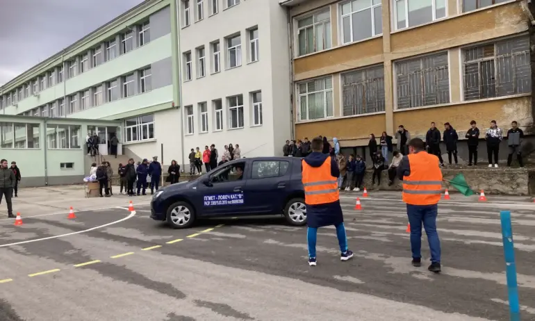 Под мотото Скоростта убива в Ловеч отбелязаха Световния ден за възпоменание на жертвите от ПТП - Tribune.bg