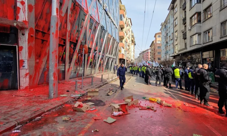 Четирима души остават в ареста след погрома на сградата на ЕК в София - Tribune.bg