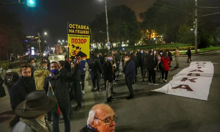 Отново блокирани кръстовища, няколко студенти се включиха в протеста (СНИМКИ) - Tribune.bg