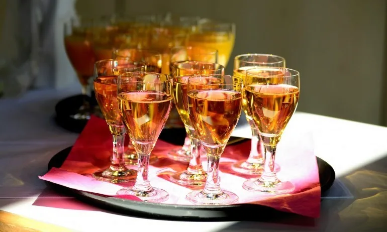 В Атина разбиха мрежа за фалшив алкохол от България - Tribune.bg